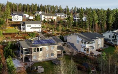 Anttilan kivitalon katto muutettiin aurinkovoimalaksi – Uima-allas lämpenee pian tehokkaasti kevätauringon paisteessa